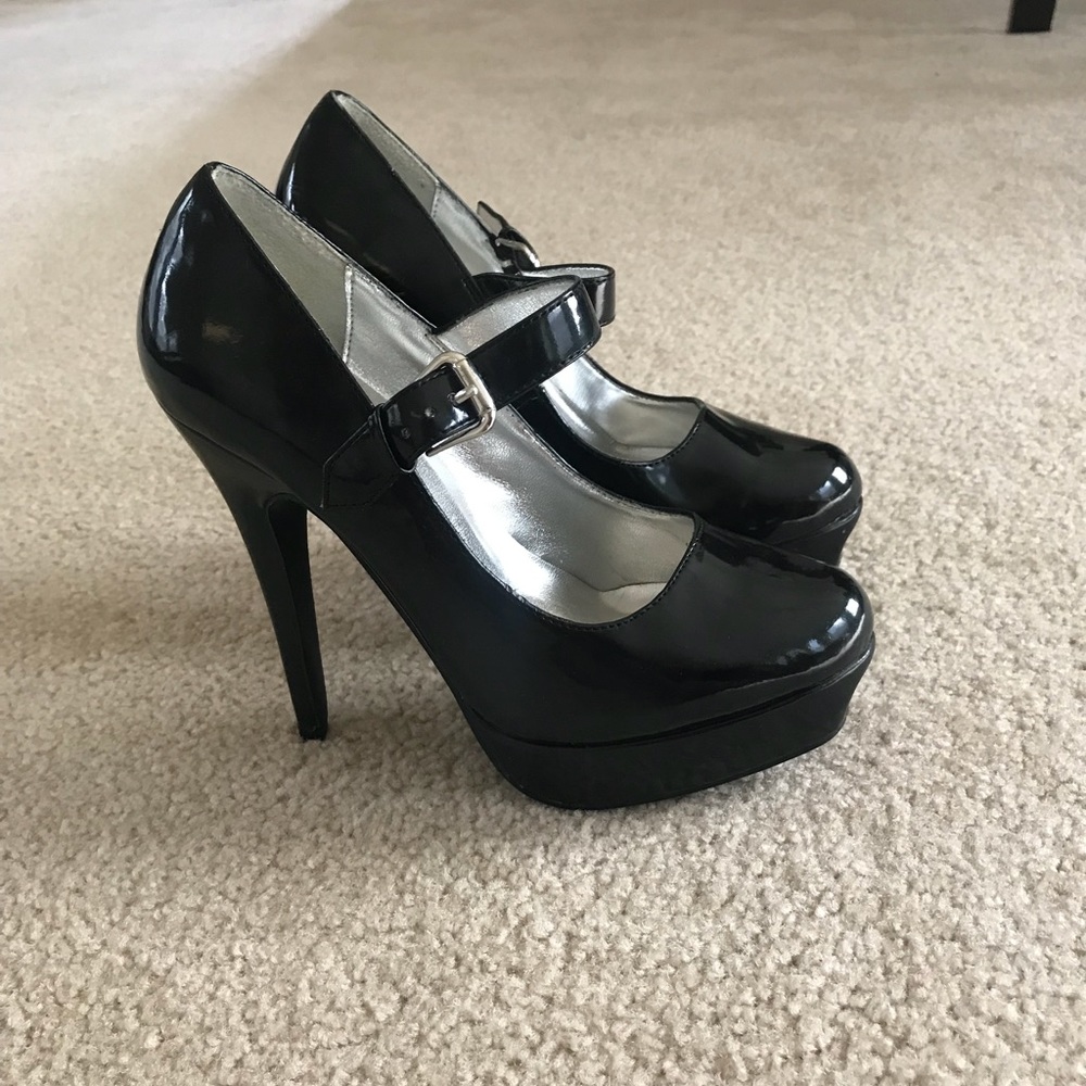 ⭐️Delicious black  size 7  platform heels